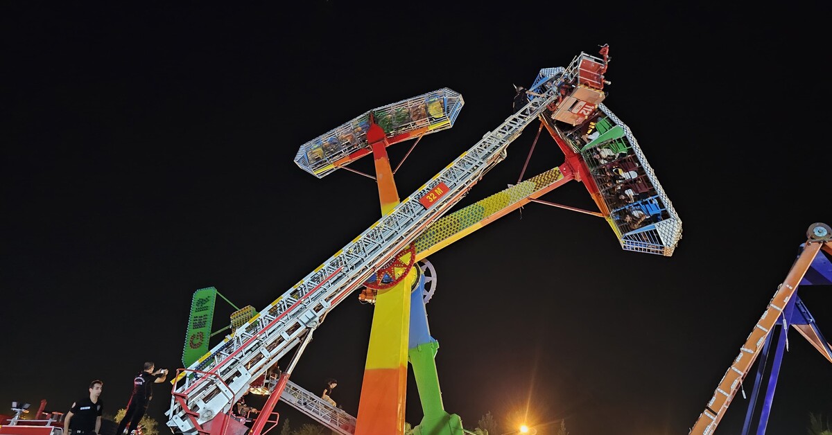 Lunaparkta panik: Havada asılı kaldılar