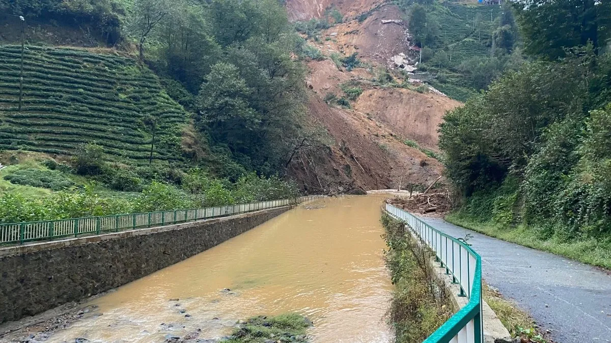 Çayeli’nde heyelanda 2 ev toprak altında kaldı