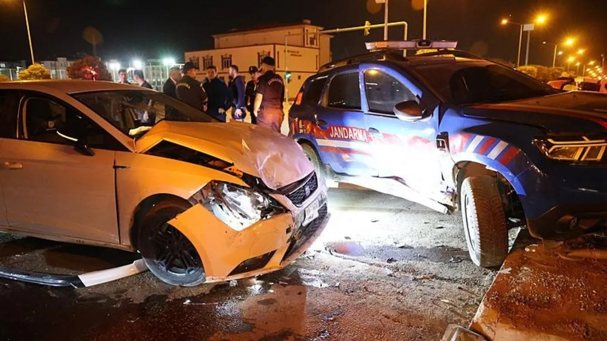 Elazığ’da jandarma aracı ile otomobil çarpıştı: 3 yaralı