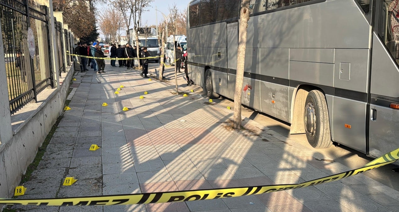 Afyonkarahisar’da dolmuş şoförleri birbirine girdi: Tüfek ve bıçaklı kavgada 2 kişi yaralandı