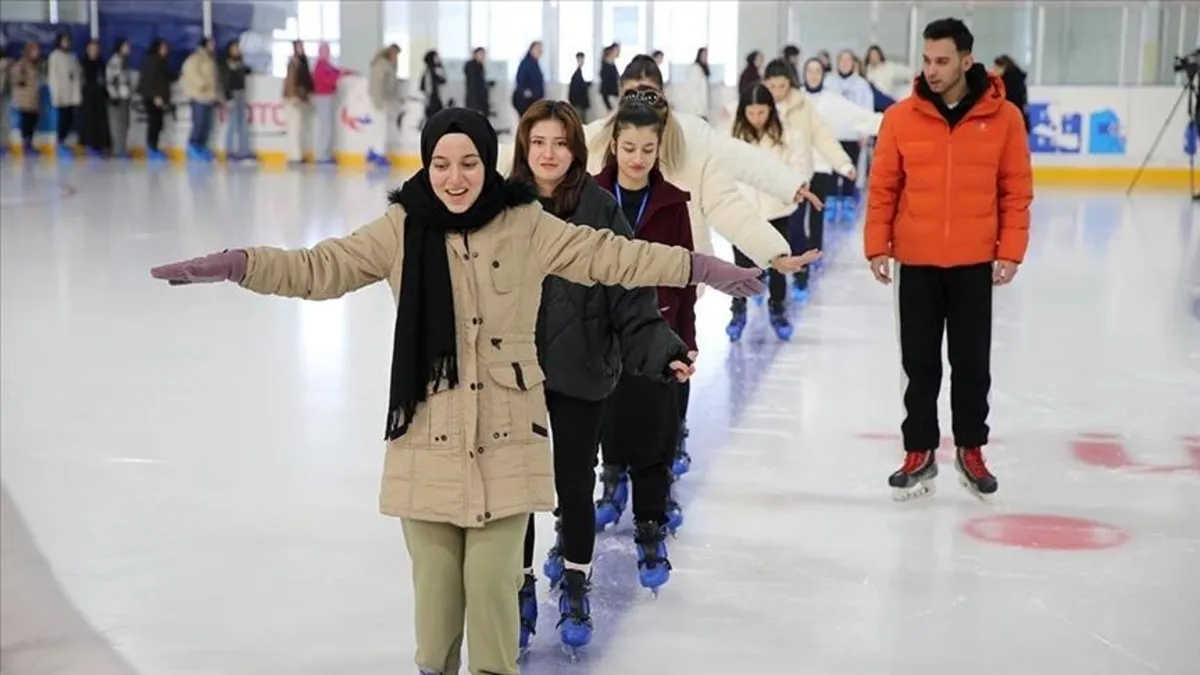Üniversite öğrencileri kış sporlarıyla eğlendi