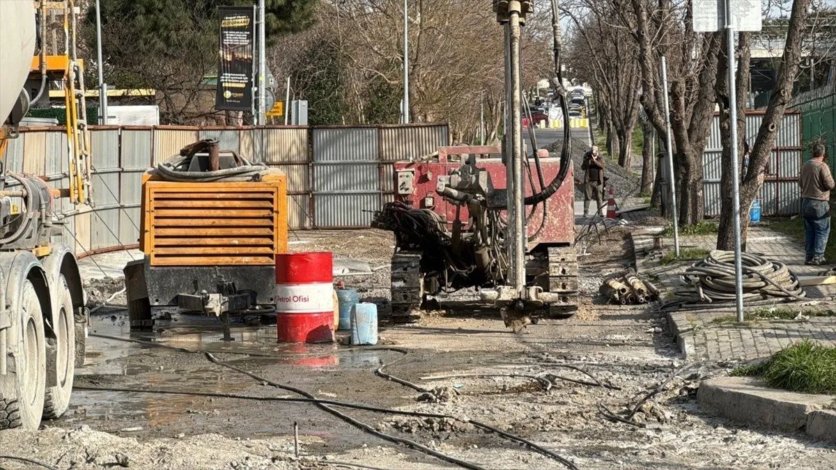 Bakırköy’de çöken yol çilesi: Vatandaştan İBB’ye tepki yağdı!