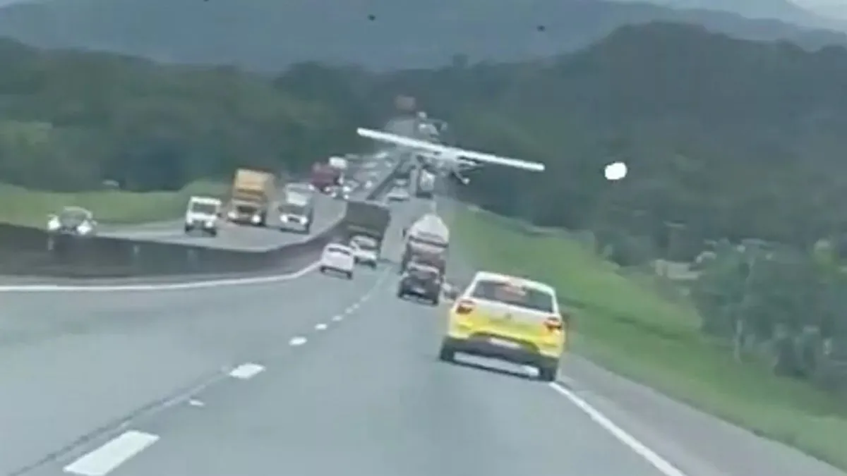 Brezilya’da şoke eden görüntü: Uçak otoyola indi